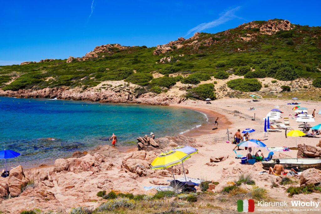 plaża w zatoce Cala Sarraina, Costa Paradiso, Sardynia, Włochy (fot. Łukasz Ropczyński, kierunekwlochy.pl)