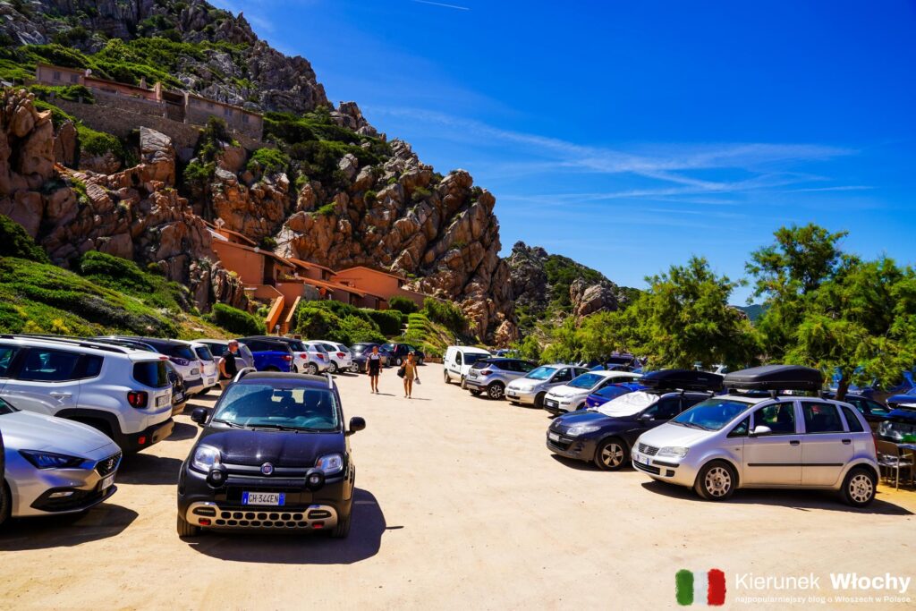 Parking Spiaggia Di Li Cossi, Costa Paradiso, Sardynia, Włochy (fot. Łukasz Ropczyński, kierunekwlochy.pl)