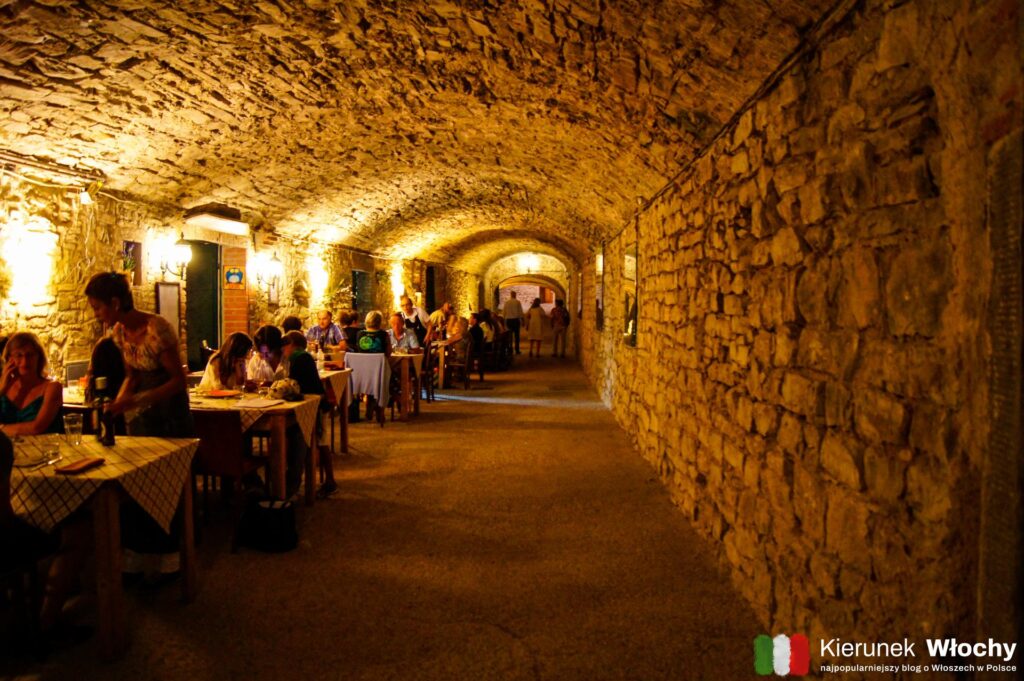 restauracja w podziemnej uliczce Via delle Volte w Castellina in Chianti, Chianti, Toskania, Włochy (fot. Łukasz Ropczyński, kierunekwlochy.pl)
