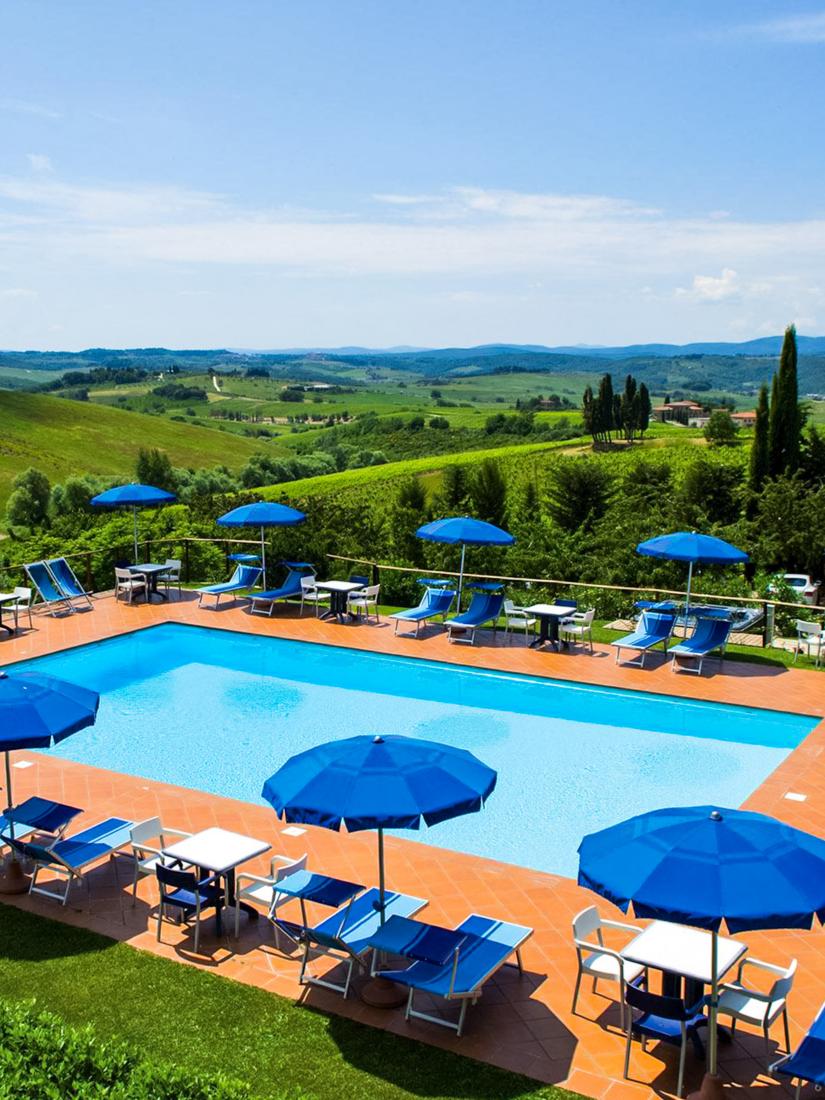 Hotel Belvedere Di San Leonino położony jest pomiędzy winnicami, 8 km od Castellina in Chianti