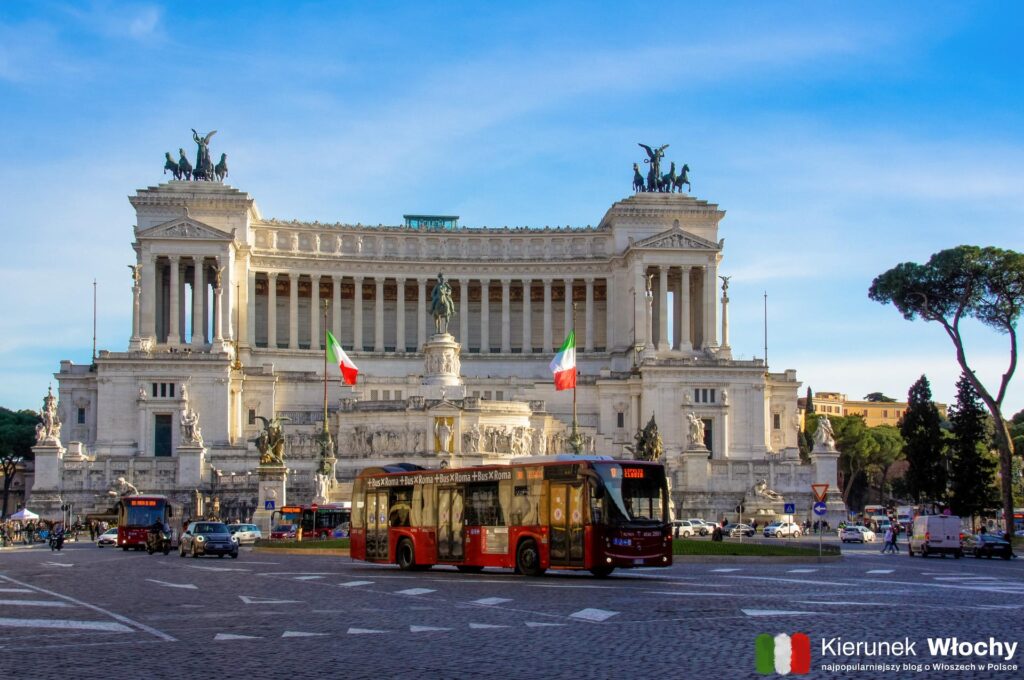 Piazza Venezia, a w tle Ołtarz Ojczyzny, Rzym, Włochy (fot. Łukasz Ropczyński, kierunekwlochy.pl)