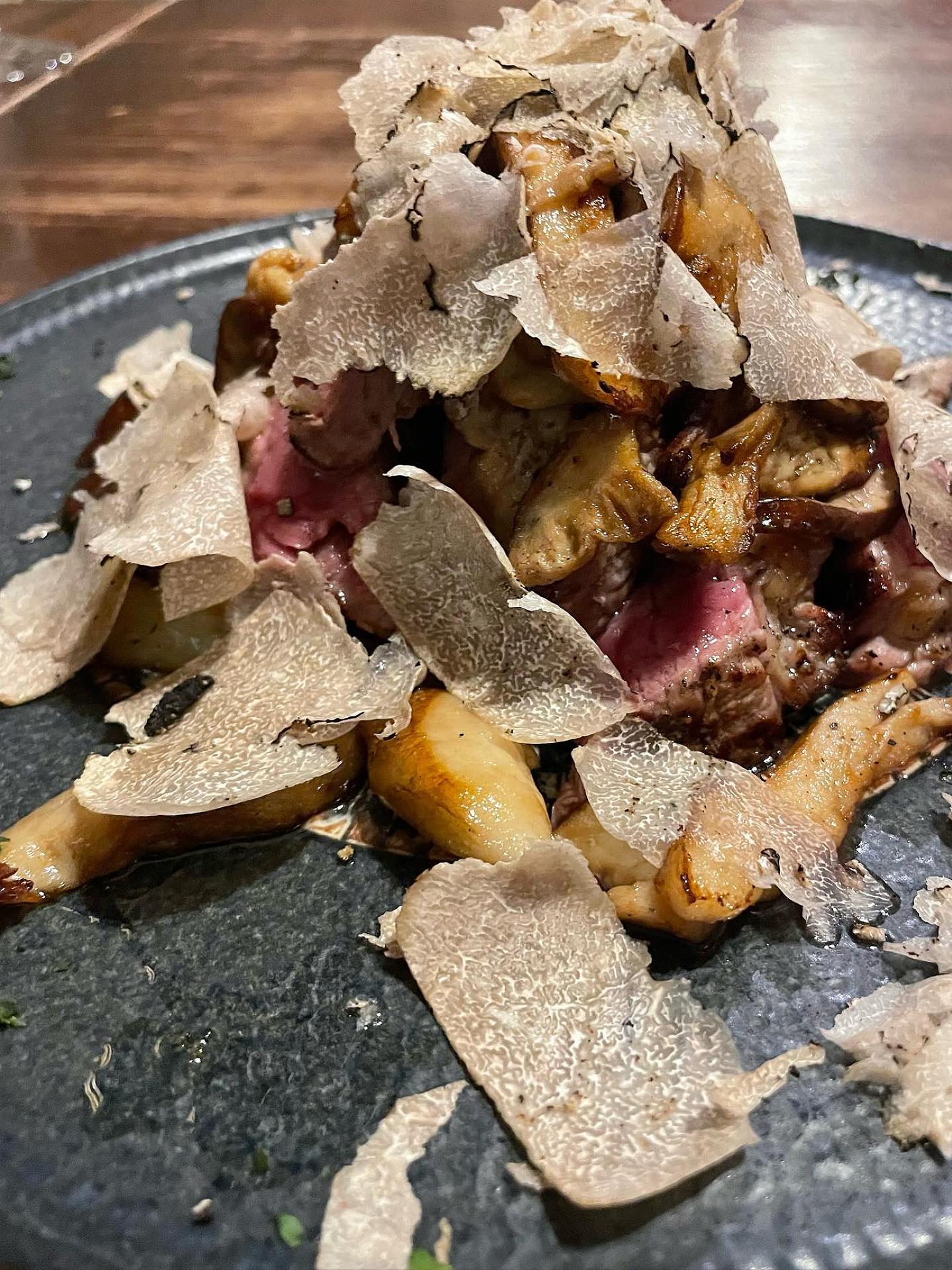 tagliata di manzo (czyli wołowina) ze świeżą truflą i grzybami w Ristorante La Castellana