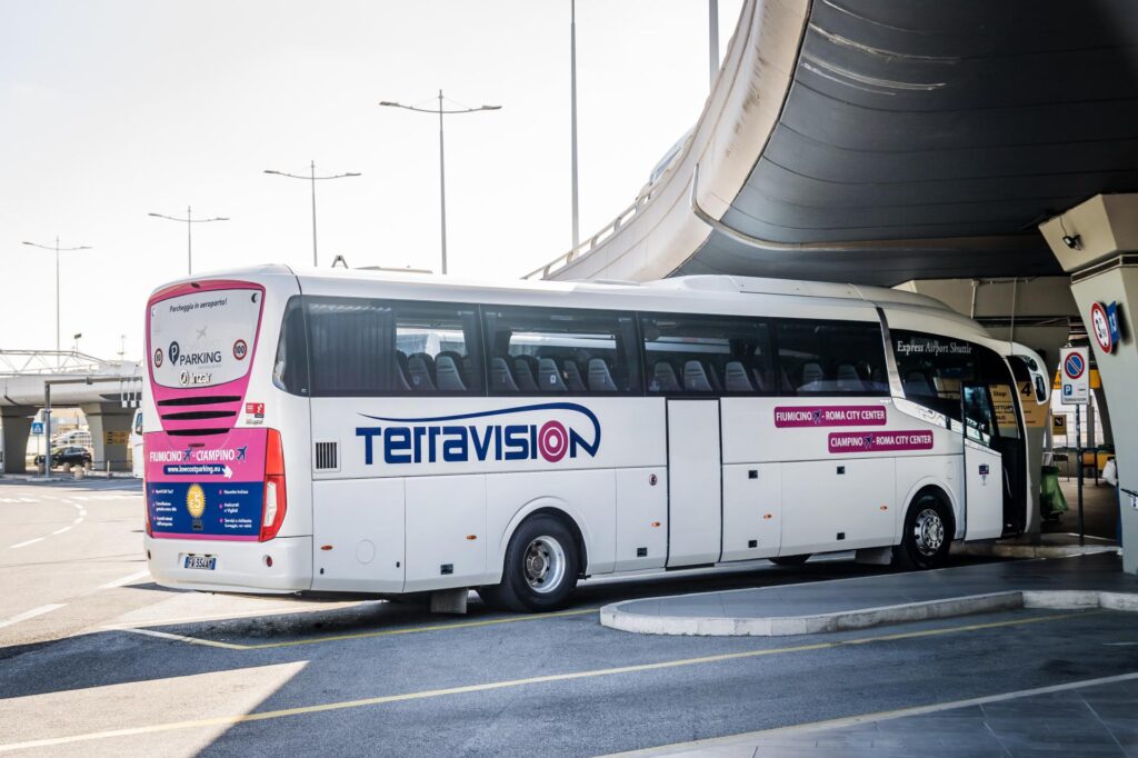 w 2025 r. przewoźnik Terravision uruchomił nową, bezpośrednią linię autobusową, która łączy lotnisko Fiumicino z bliską okolicą Watykanu