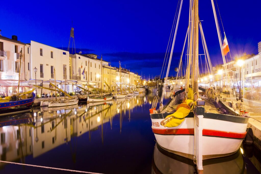 w pobliskim Cesenatico sercem miasta jest kanał portowy zaprojektowany przez Leonarda da Vinci - warto przyjechać tutaj na wieczorną passeggiatę