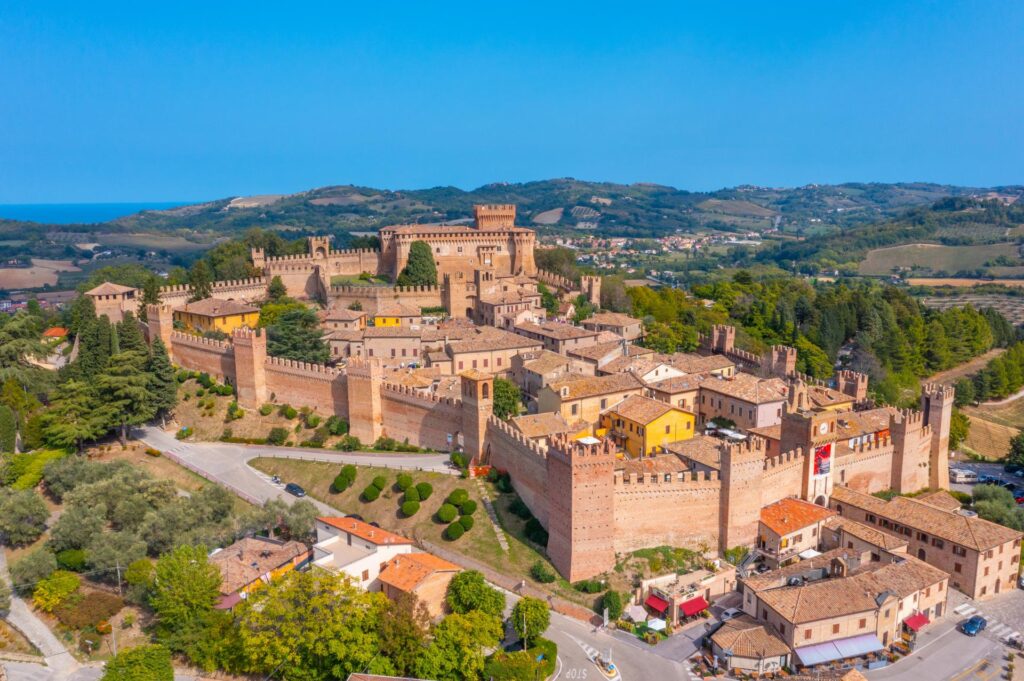 Gradara położona jest zaledwie 12 km od Hotelu Helios