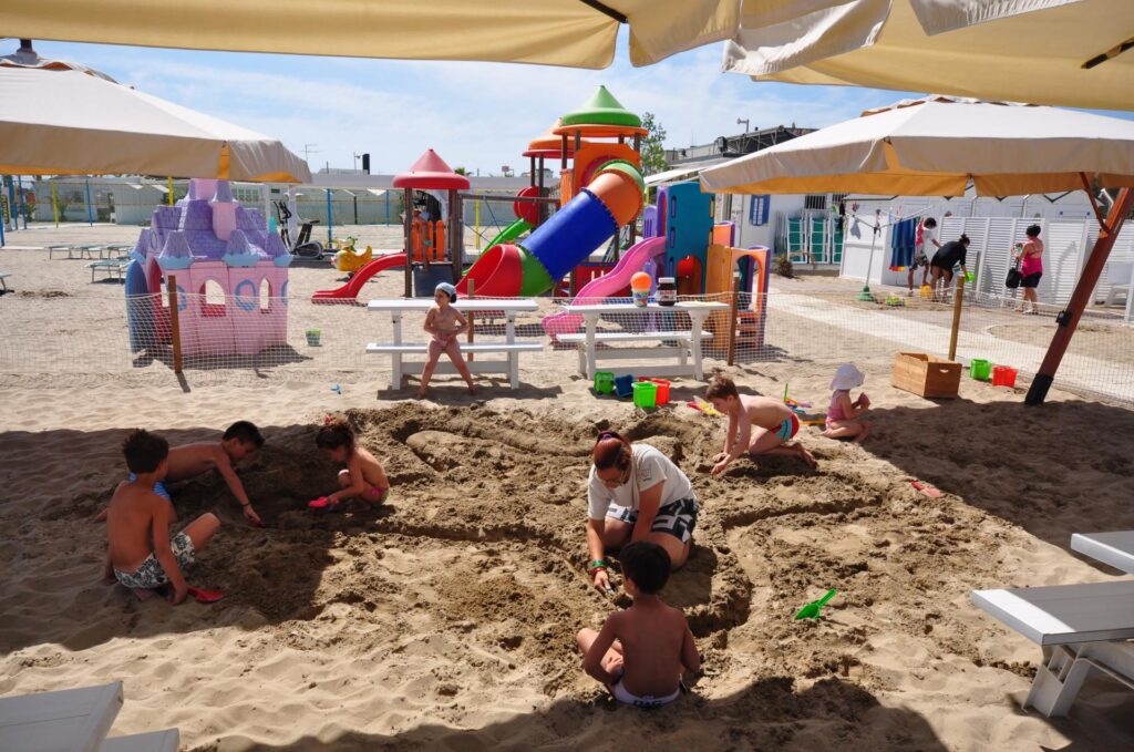 prywatna plaża, na której mogą wypoczywać hotelowi goście (fot. Hotel Helios)
