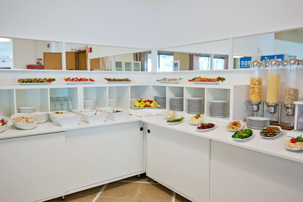 na obiad i kolację są 3 menu do wyboru: mięsne, rybne lub wegetariańskie, a dodatkowo bufet z przystawkami i dodatkami (fot. Hotel Helios)