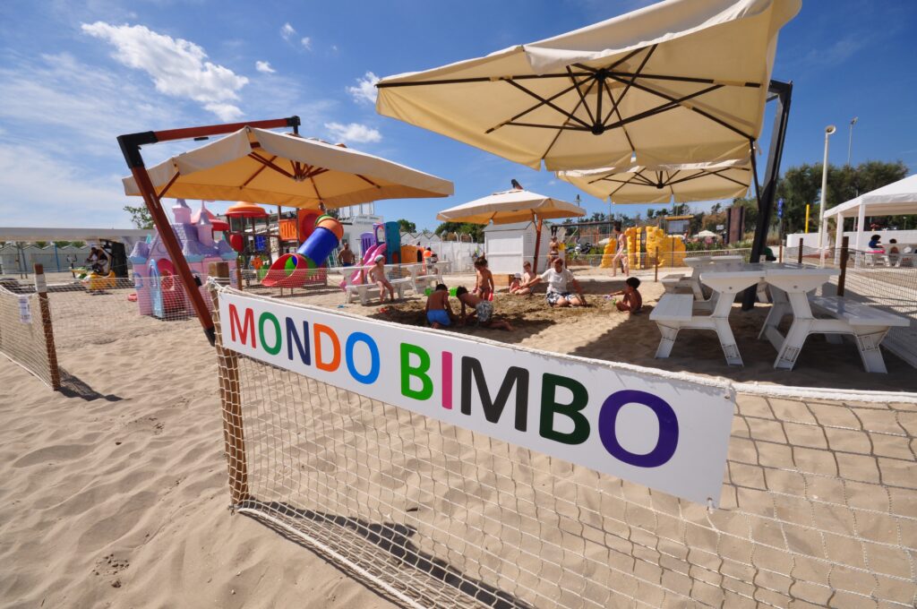 zarówno w hotelu jak i na prywatnej plaży na gości czekają animatorzy, którzy zapewnią zabawę (fot. Hotel Helios)