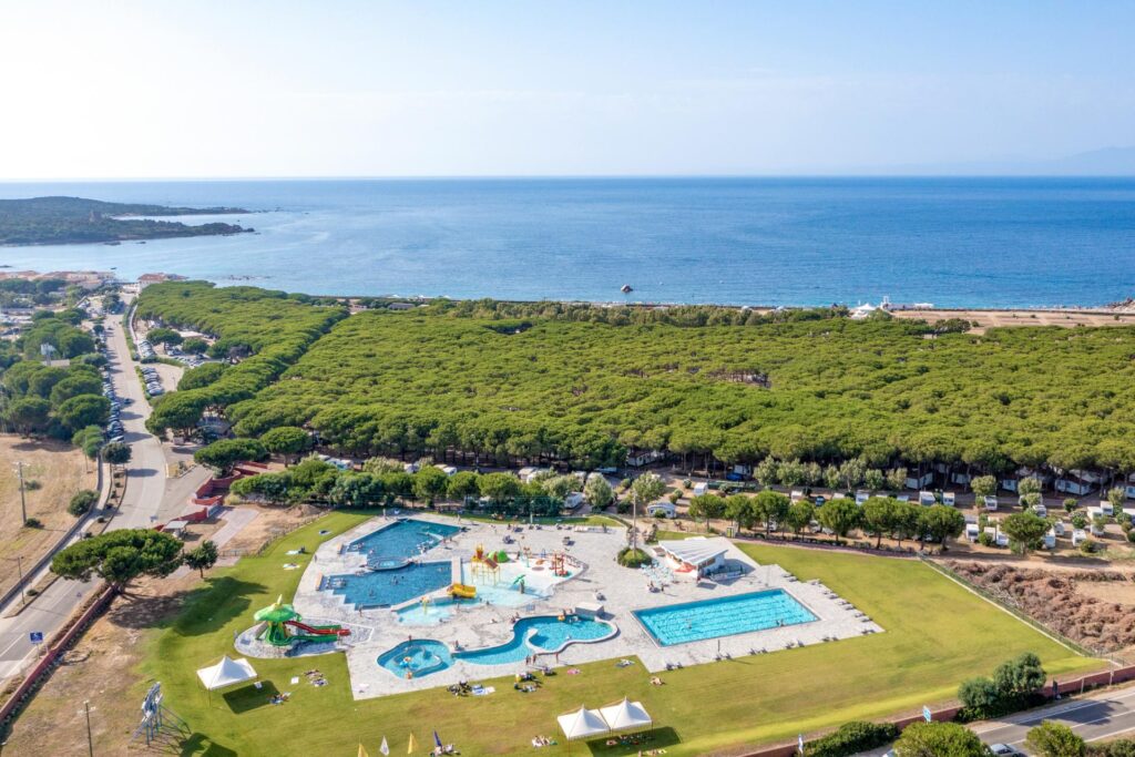 kemping na Sardynii Village Baia Blu La Tortuga położony jest bezpośrednio przy plaży (fot. Baia Holiday)