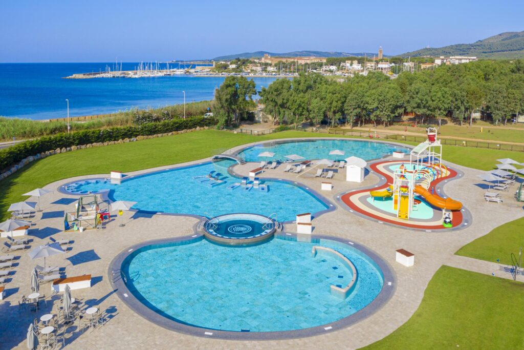 kemping na Sardynii Village Laguna Blu położony jest w Alghero, bezpośrednio przy piaszczystej plaży (fot. Baia Holiday)