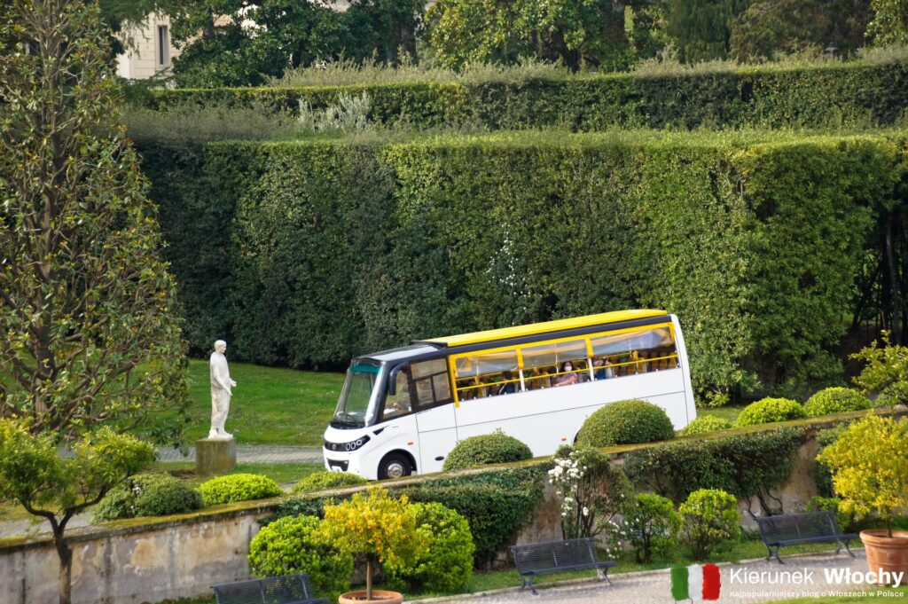 otwarty mini autobus, w którym turyści zwiedzają Ogrody Watykańskie, Watykan (fot. Łukasz Ropczyński, kierunekwlochy.pl)