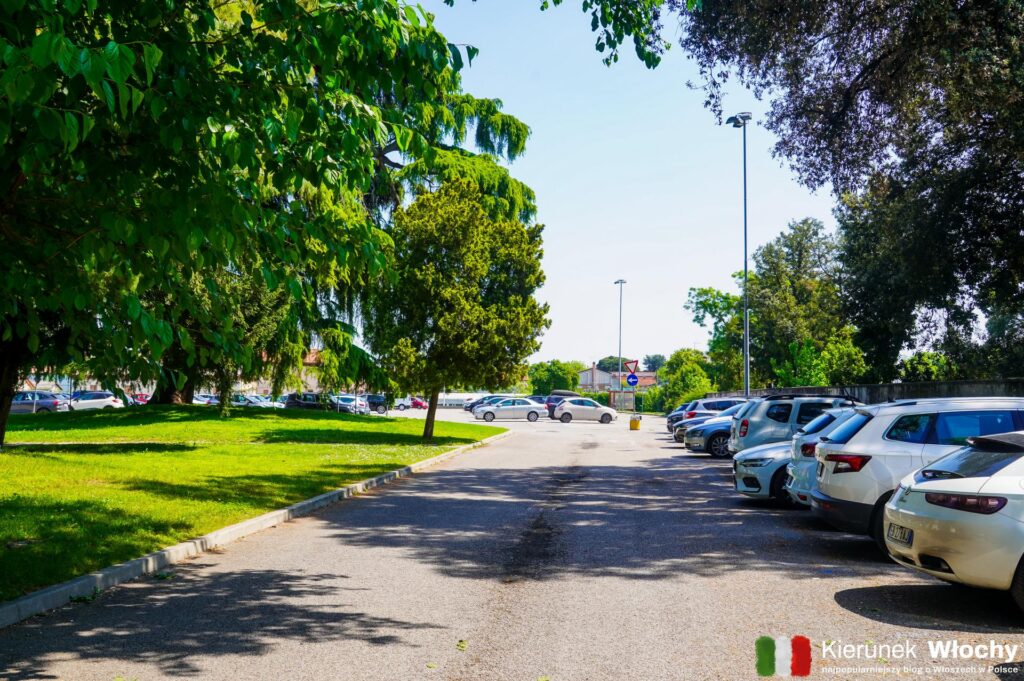 duży parking znajduje się obok dworca kolejowego w Bassano del Grappa i jednocześnie tuż obok zabytkowego centrum miasta (fot. Łukasz Ropczyński, kierunekwlochy.pl)