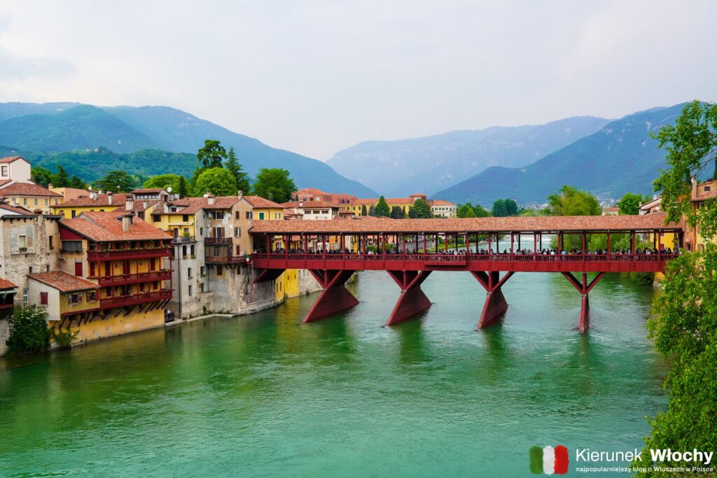 widok na Ponte degli Alpini z tarasu przy Palazzo Sturm, Bassano del Grappa, Wenecja Euganejska, Włochy (fot. Łukasz Ropczyński, kierunekwlochy.pl)