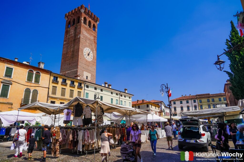 Piazza Garibaldi i Torre Civica, Bassano del Grappa, Wenecja Euganejska, Włochy (fot. Łukasz Ropczyński, kierunekwlochy.pl)
