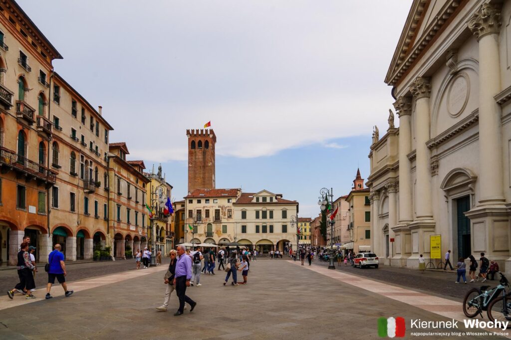Piazza Liberta w Bassano del Grappa, Wenecja Euganejska, Włochy (fot. Łukasz Ropczyński, kierunekwlochy.pl)