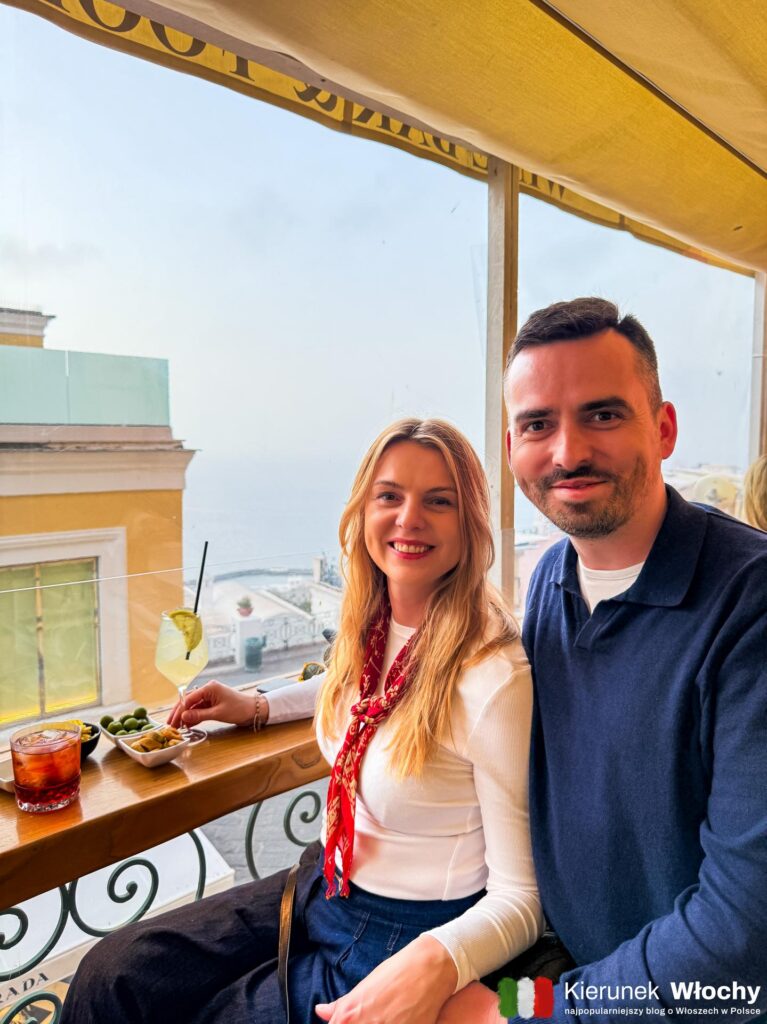 na drinku w Salotto Bohèmien - Wine Lounge Terrace, wyspa Capri, Włochy (fot. Łukasz Ropczyński, kierunekwlochy.pl)