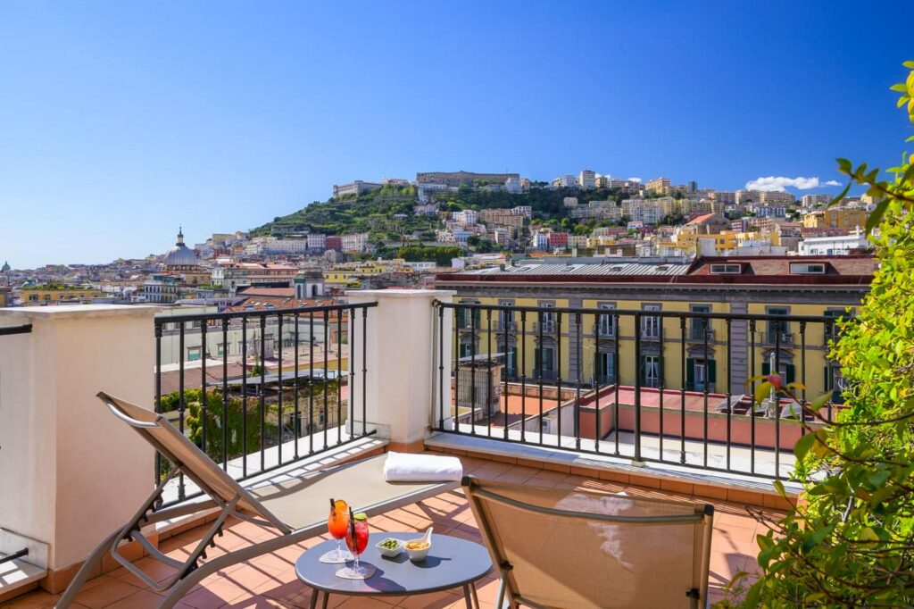 Hotel Piazza Bellini & Apartments*** ma idealną lokalizację w ścisłym, turystycznym centrum Neapolu