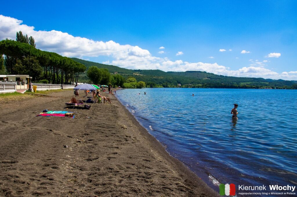 bezpłatna plaża tuż przed hotelem Le Naiadi Park Hotel Sul Lago***, jezioro Bolsena, Włochy (fot. Łukasz Ropczyński, kierunekwlochy.pl)