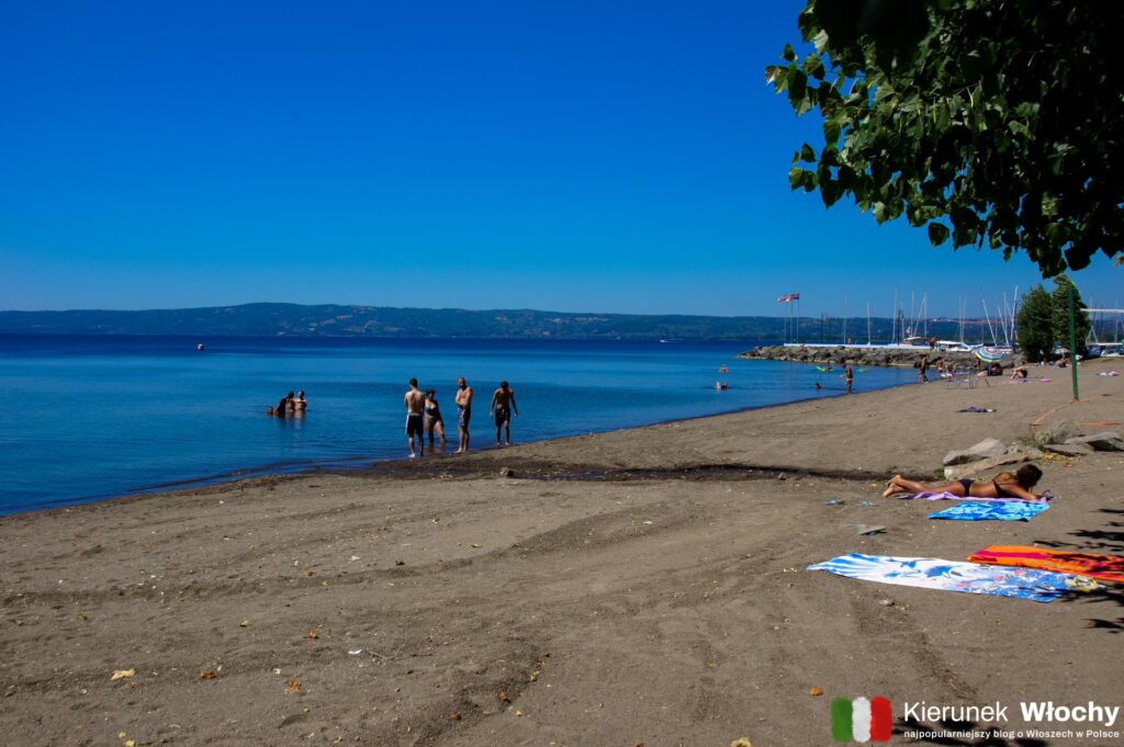 plaża przy Piazzale Dante Alighieri w miasteczku Bolsena, jezioro Bolsena, Włochy (fot. Łukasz Ropczyński, kierunekwlochy.pl)