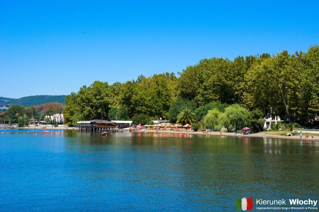 plaża przy Piazzale Dante Alighieri w miasteczku Bolsena, jezioro Bolsena, Włochy (fot. Łukasz Ropczyński, kierunekwlochy.pl)