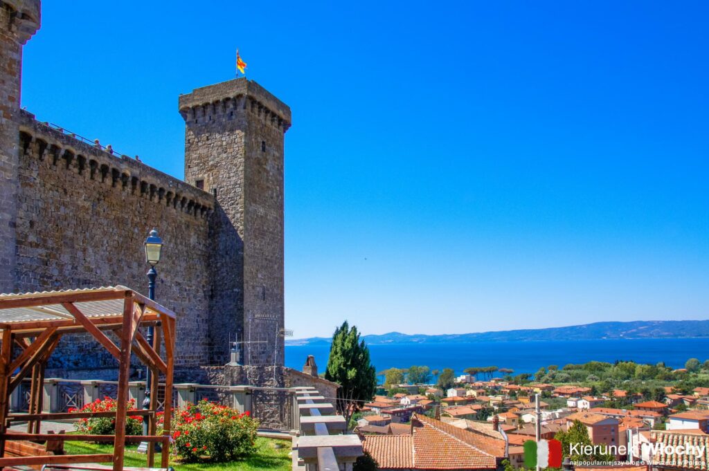 widok na jezioro z historycznego centrum miasta Bolsena, Włochy (fot. Łukasz Ropczyński, kierunekwlochy.pl)