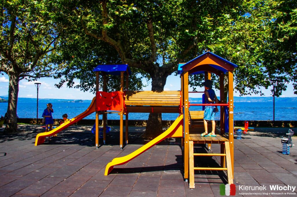 plac zabaw przy Via Guglielmo Marconi, Marta, jezioro Bolsena, Włochy (fot. Łukasz Ropczyński, kierunekwlochy.pl)