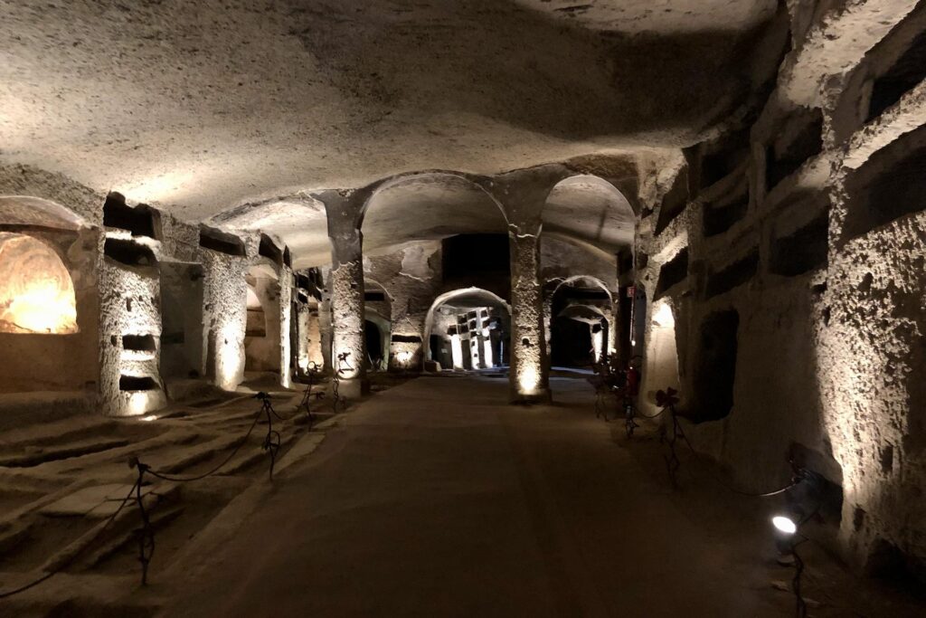 położone na wzgórzu Capodimonte Katakumby San Gennaro, Neapol, Włochy