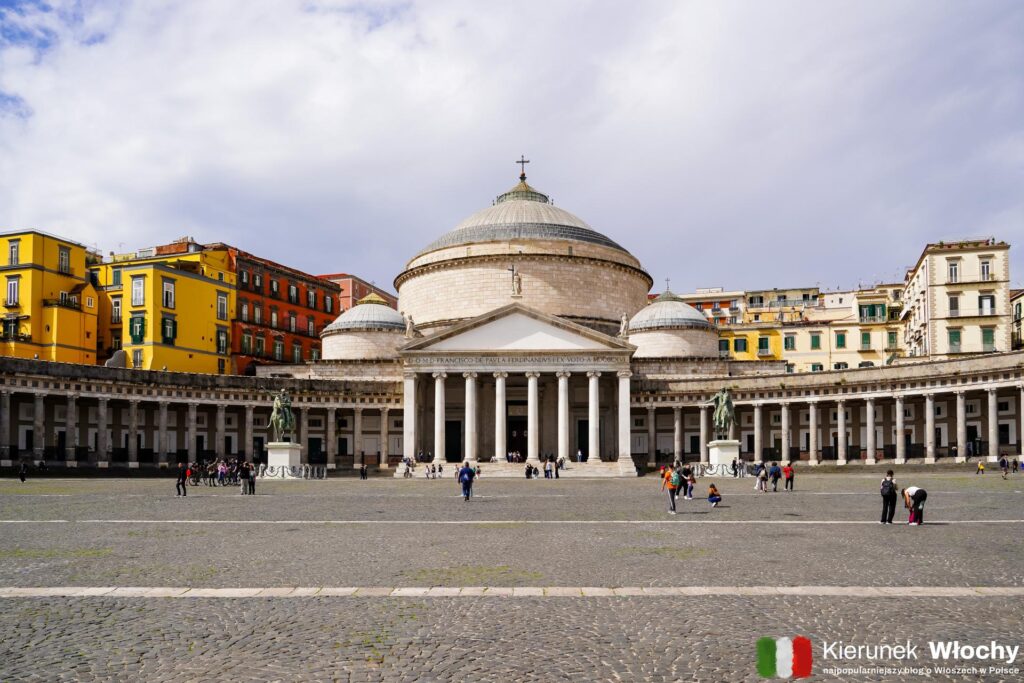 jedno z najbardziej monumentalnych miejsc w mieście - Piazza del Plebiscito, Neapol, Kampania, Włochy (fot. Łukasz Ropczyński, kierunekwlochy.pl)