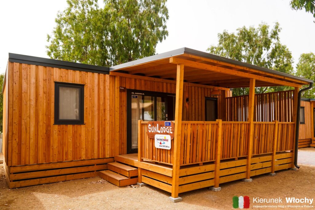 w 2024 r. na kempingu Centro Vacanze Isuledda pojawiły się nowe domki SunLodge Babul z Suncamp, noclegi na Sardynii, Włochy (fot. Łukasz Ropczyński, kierunekwlochy.pl)