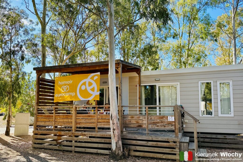 nasz domek z Eurocamp Polska na kempingu 4 Mori Family Village, noclegi na Sardynii (fot. Łukasz Ropczyński, kierunekwlochy.pl)