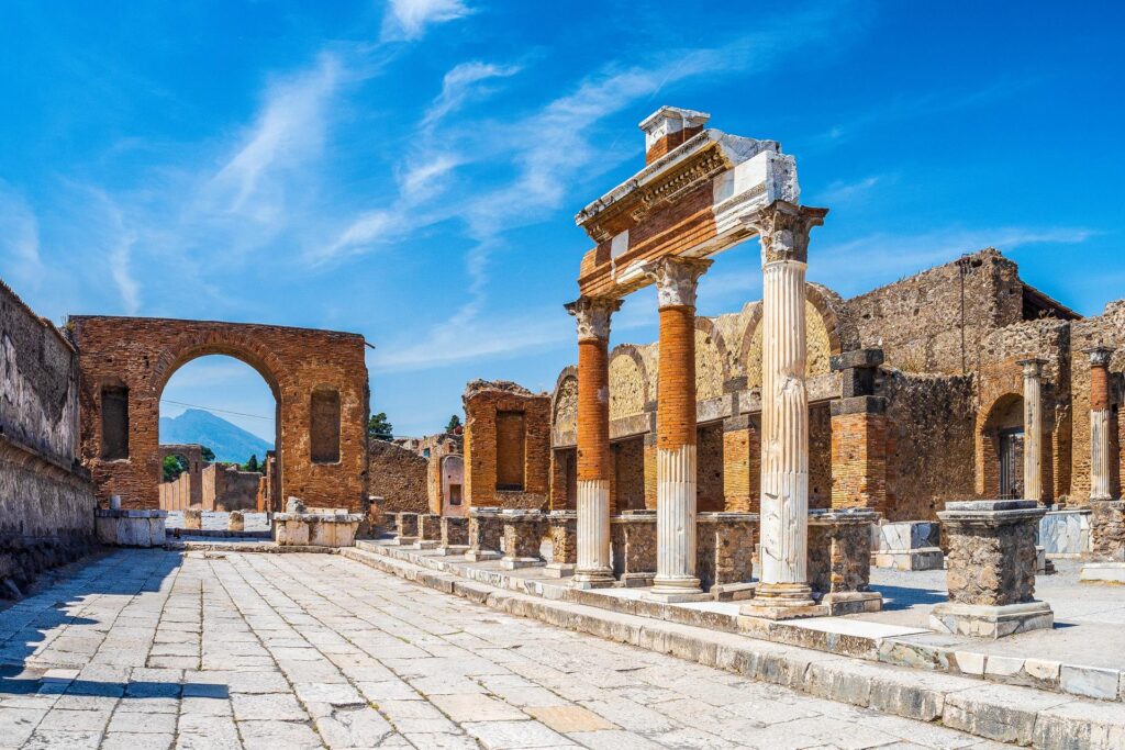 dziś Pompeje są jednym z najważniejszych zabytków starożytnego świata i absolutnie wyjątkowym miejscem, które warto zobaczyć podczas pobytu w Kampanii