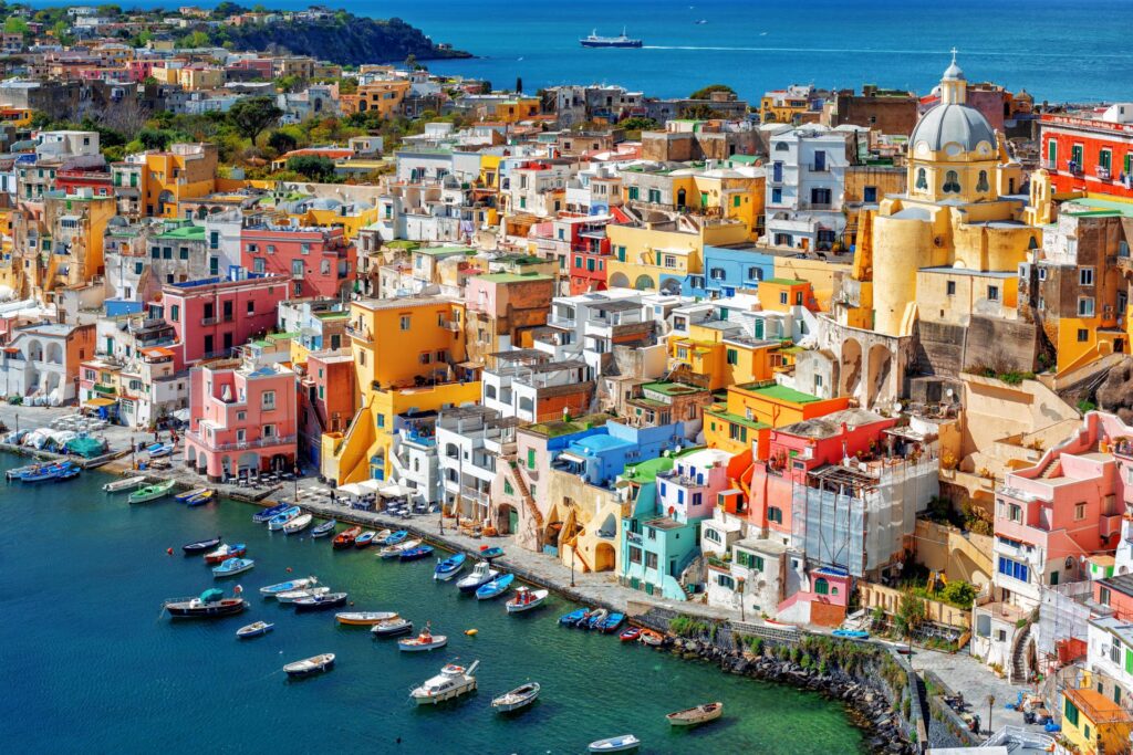 wyspa Procida oddalona jest o zaledwie 40 minut rejsu z Neapolu (wodoloty na wyspę odpływają z Molo Beverello)