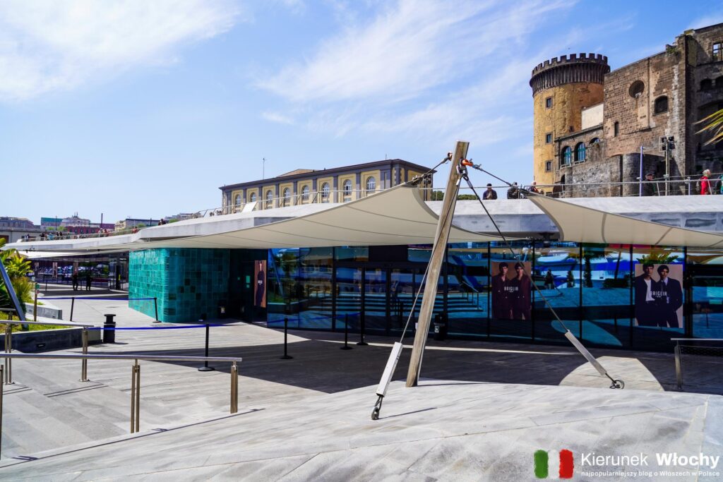 Molo Beverello w Neapolu – nowy terminal, który całkowicie zmienił tę część portu (fot. Łukasz Ropczyński, kierunekwlochy.pl)