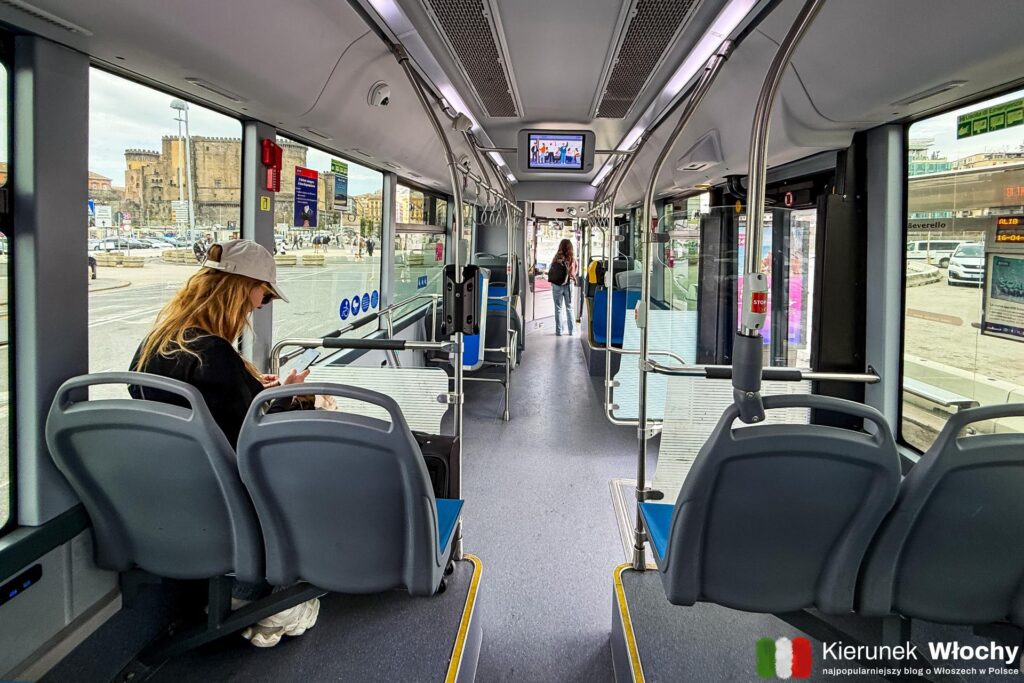 wnętrze autobusu Alibus, jak dojechać z lotniska w Neapolu do centrum miasta (fot. Łukasz Ropczyński, kierunekwlochy.pl)