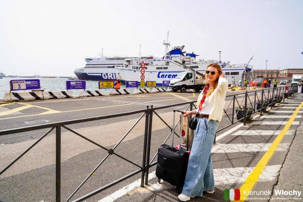 Porta di Massa w Neapolu – terminal promowy, z którego odpływają promy m.in. na Capri (fot. Łukasz Ropczyński, kierunekwlochy.pl)