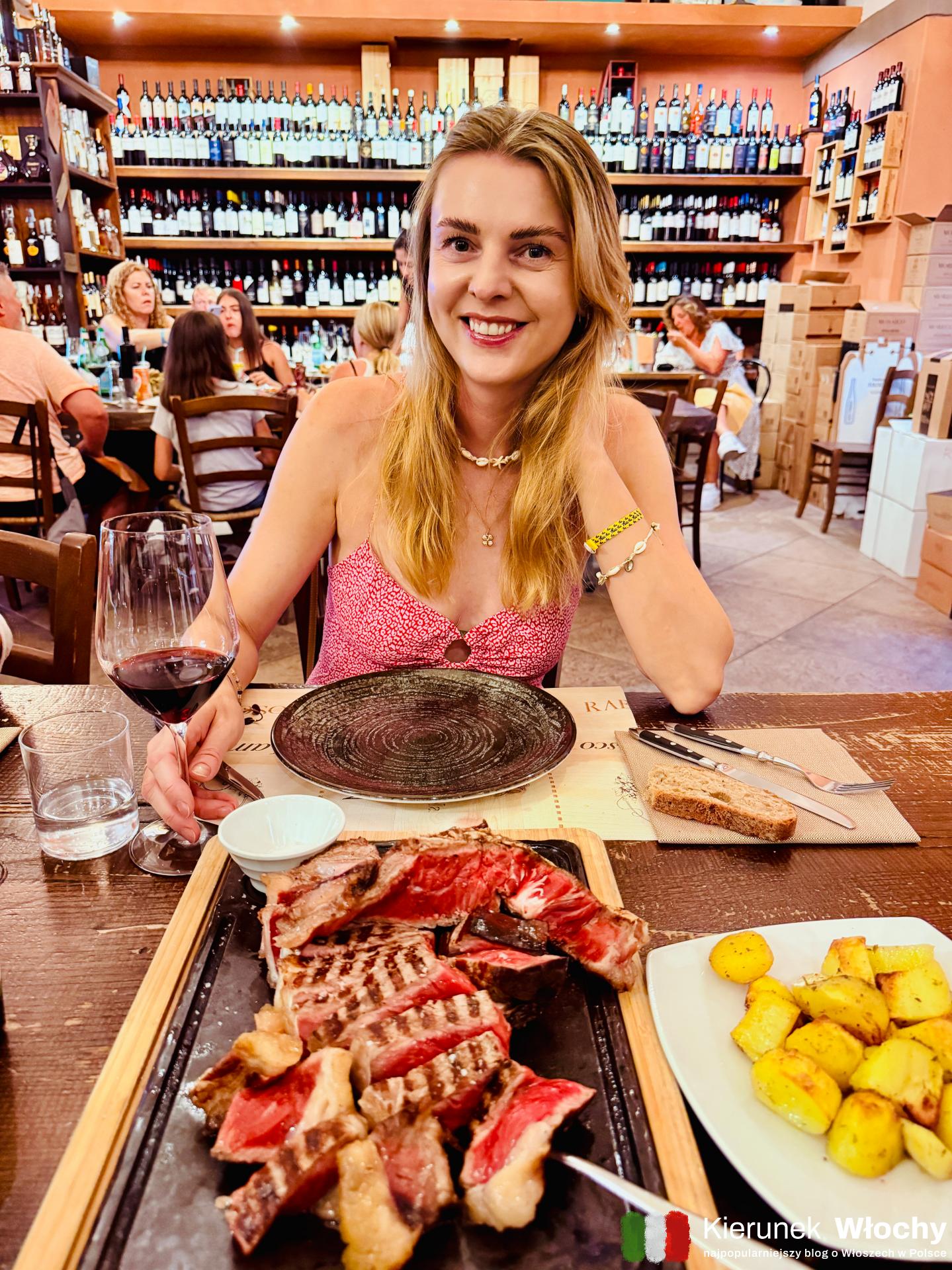 Bistecca alla Fiorentina to potężny, soczysty stek z wołowiny rasy Chianina, grillowany krótko nad ogniem i podawany lekko krwisty, bo w Toskanii liczy się smak mięsa, a nie dodatków (fot. Łukasz Ropczyński, kierunekwlochy.pl)