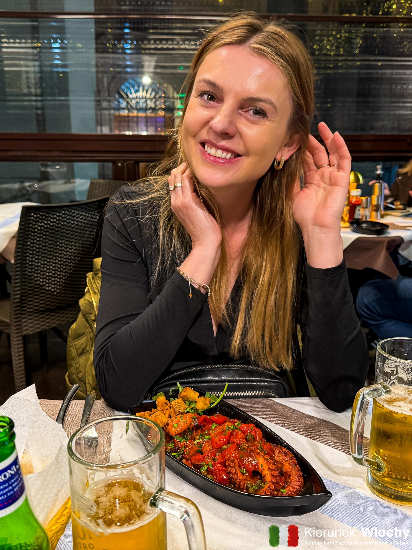 neapolitańska polpo alla luciana, czyli ośmiornica duszona w pomidorach, oliwkach i kaparach (fot. Łukasz Ropczyński, kierunekwlochy.pl)