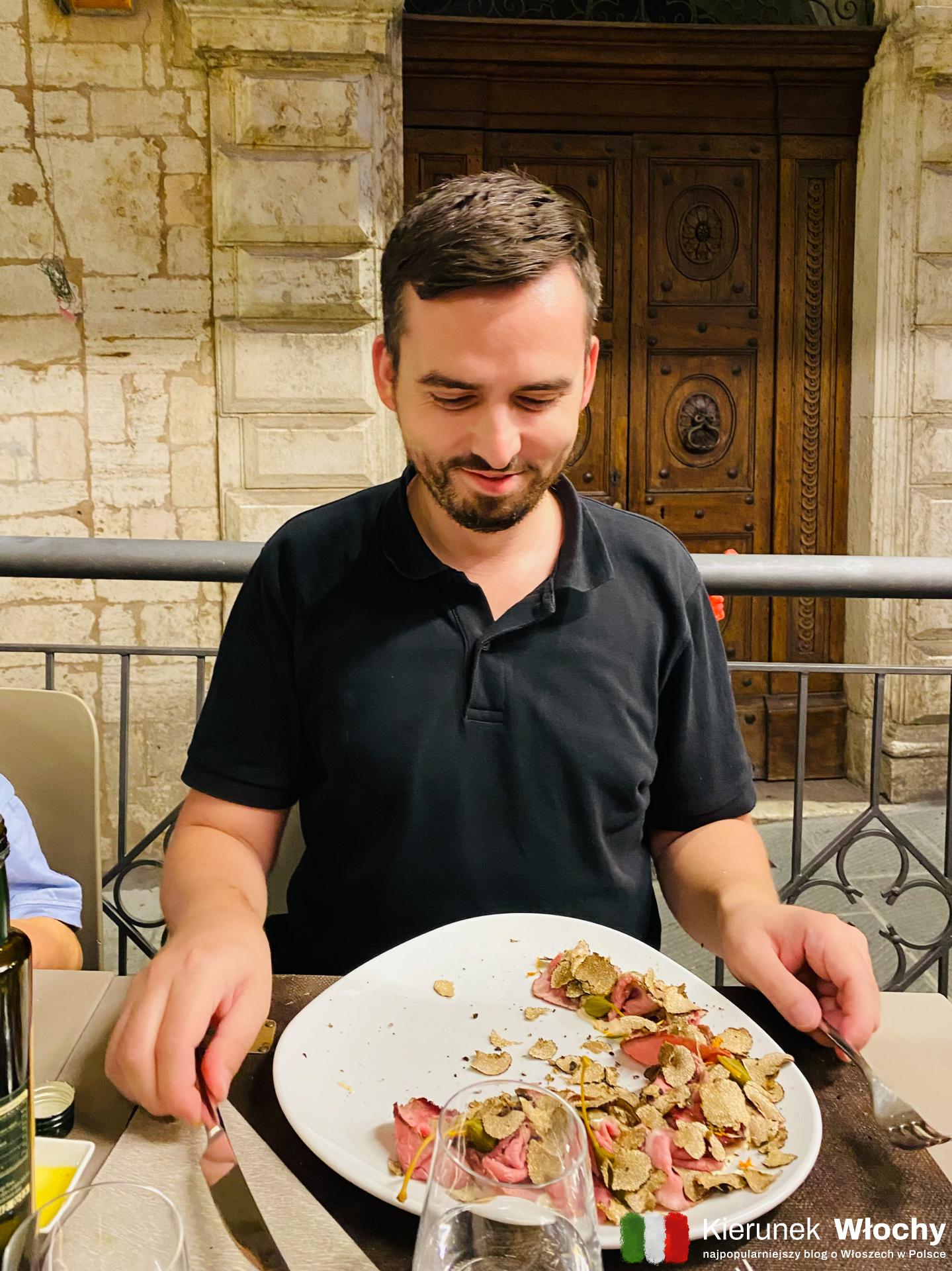 vitello tonnato czyli cienko krojona cielęcina podawana z kremowym sosem tuńczykowym i kaparami, a do tego posypana truflami (fot. Joanna Ropczyńska, kierunekwlochy.pl)